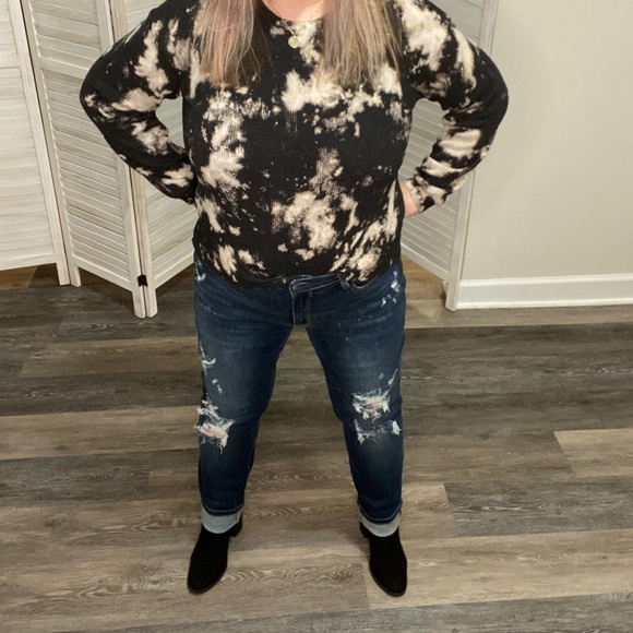 Judy Blue Distressed Bleach Splatter Boyfriend Jeans - Picture 3 of 9